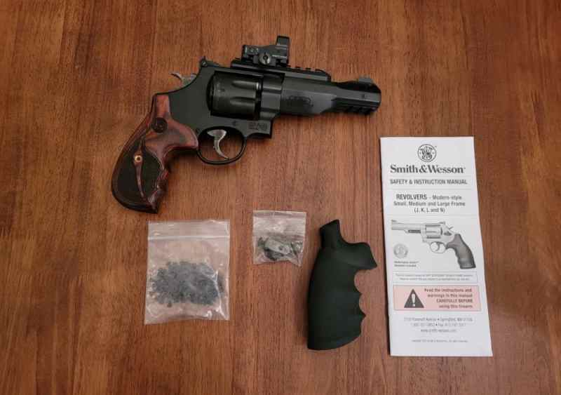 Smith &amp; Wesson Model M&amp;P R8 .357 Magnum