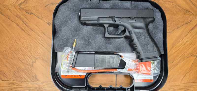Glock G23 Gen 3 .40S&amp;W w/ Factory Night Sights