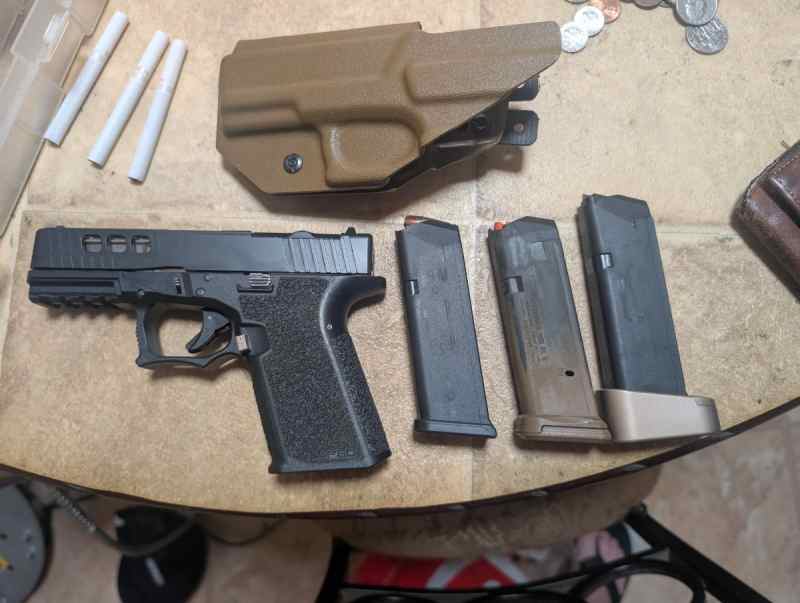 Unserialized P80 glock19 model w 3 mags and iwb 