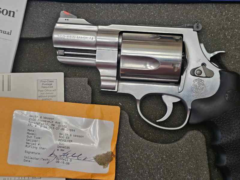 Like New Smith &amp; Wesson 500 S&amp;W 2&quot; Stainless Steel